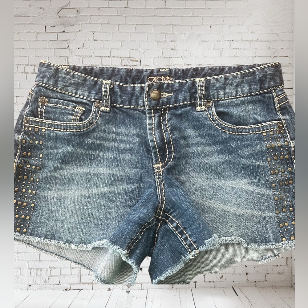 Y2K Cache Embellished Denim Shorts Size 8.  28 W.  3”inseam Excellent condition